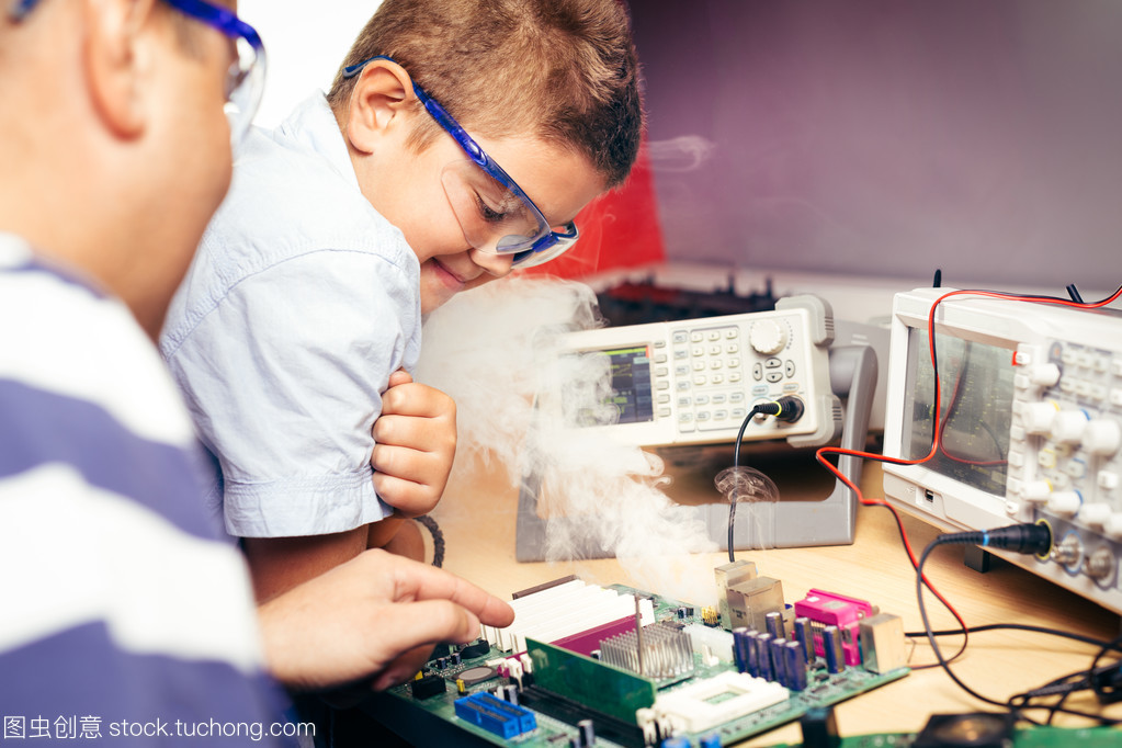 小男孩与老师的电子工程启蒙课